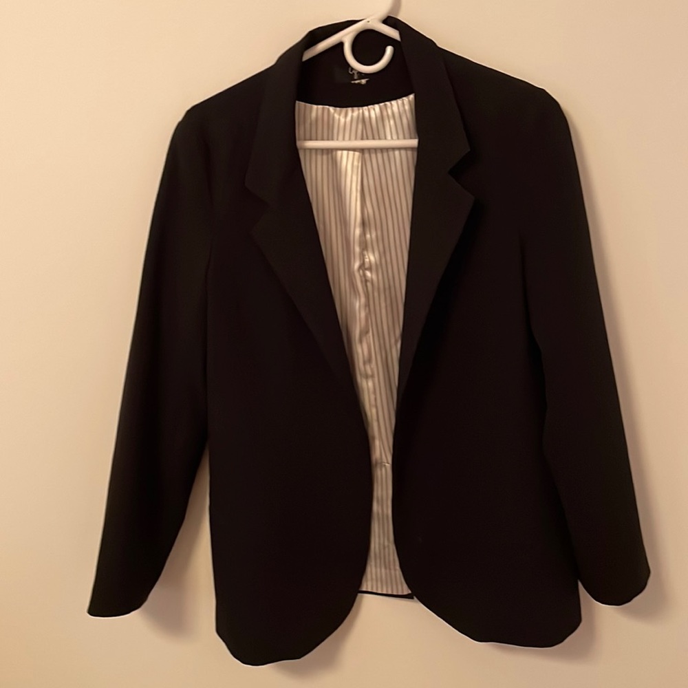 Size medium.  Navy blazer